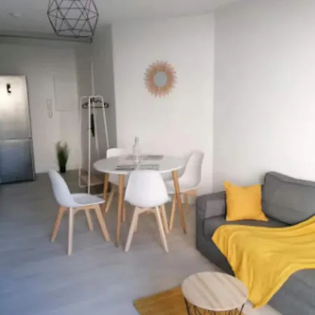 Calme Avec Jardin Centre 아파트